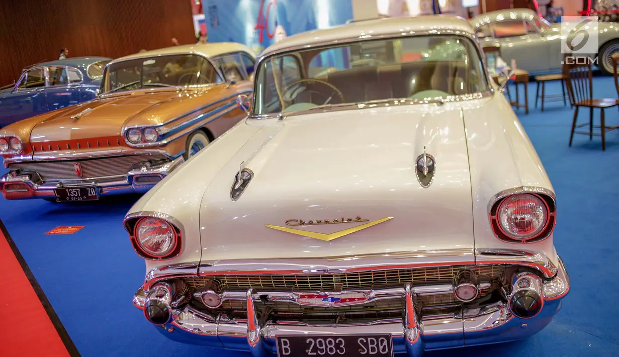 Mobil klasik dipamerkan selama Indonesia International Motor Show (IIMS) 2019 di JIExpo Kemayoran, Jakarta, Kamis (25/4). Selain mobil-mobil teranyar, ajang IIMS 2019 juga memamerkan mobil-mobil klasik sebagai edukasi mengenai sejarah industri otomotif di Indonesia. (Liputan6.com/Faizal Fanani)