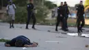 Jenazah yang diduga pengedar narkoba tergeletak di Pavuna, Rio de Janeiro, Brasil, Kamis (30/3). Dua pengedar tewas saat konfrontasi dengan pihak kepolisian. (AP Photo / Diego Herculano)