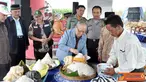 Citizen6, Boyolali: Pemotongan tumpeng oleh Ketua Umum YPI Al-Azhar, Hariri Hadi. (Pengirim: Widya)