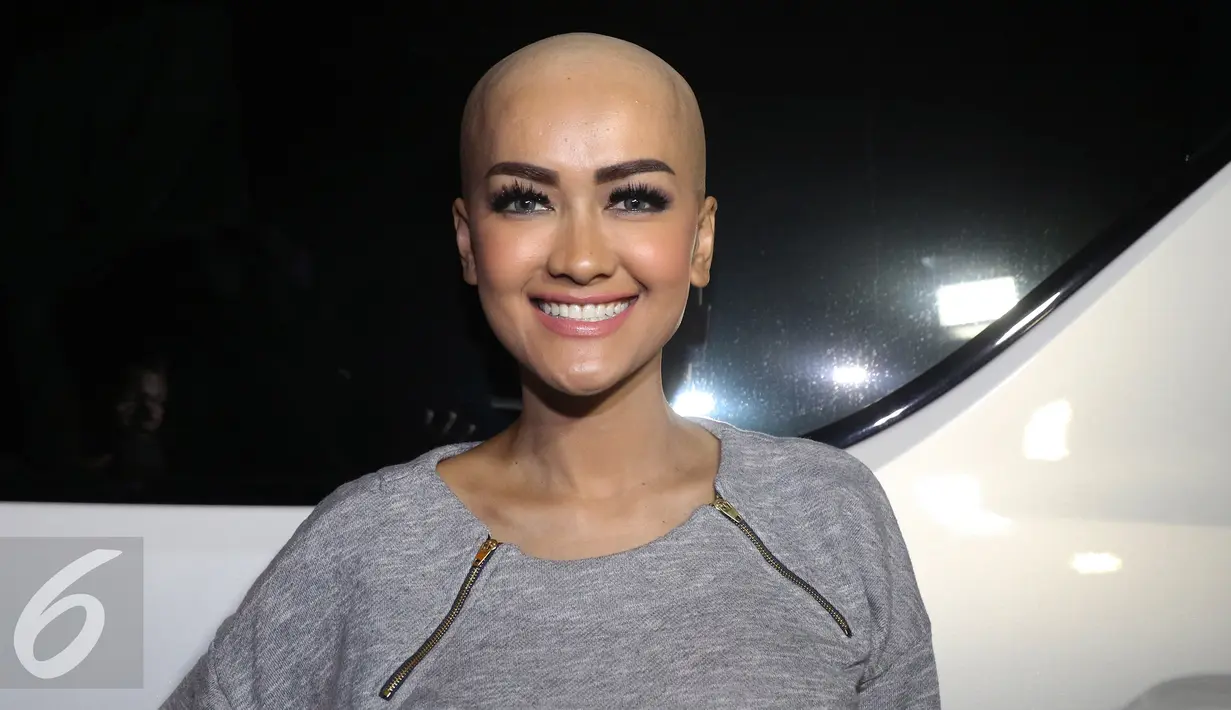 Julia Perez alias Jupe menunjukkan kepala pelontosnya saat ditemui di kawasan Kuningan, Jakarta, Senin (4/4/2016).  Hal ini dilakukan Jupe demi untuk memberi dukungan bagi perempuan pengidap kanker (Liputan6.com/Herman Zakharia)
