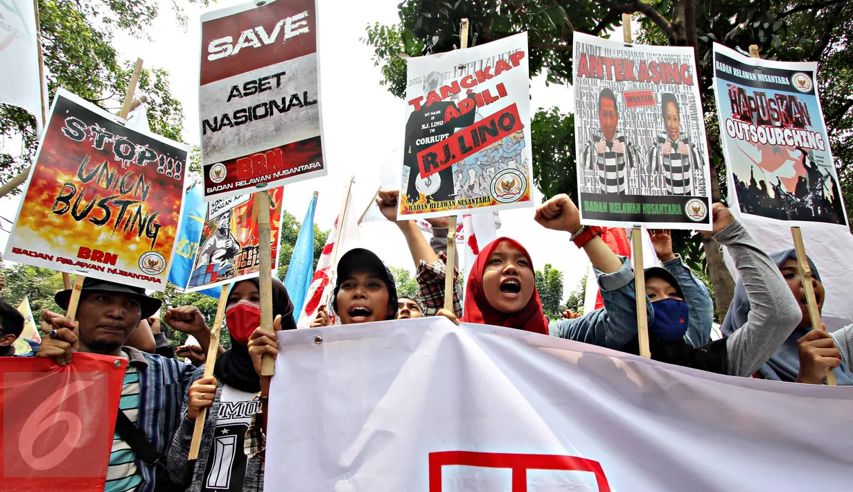Ribuan pengunjuk rasa yang tergabung dalam Gerakan Nasionalisasi Aset (GANAS) menggelar aksi di depan kantor Kementerian BUMN, Jakarta, Selasa (6/10). Mereka menuntut Dirut Pelindo II RJ Lino turun dari jabatannya. (Liputan6.com/Immanuel Antonius)