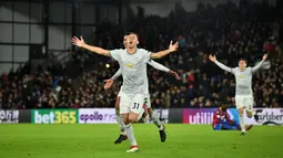 Gelandang Manchester United, Nemanja Matic merayakan gol ke gawang Crystal Palace dalam lanjutan Liga Inggris di Stadion Selhurst Park, Senin (5/3). Saat laga seperti akan berakhir imbang, Matic tampil sebagai pahlawan. (Glyn KIRK/AFP)