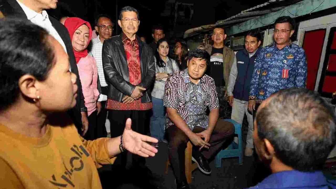 Menteri Perumahan dan Kawasan Permukiman (PKP) Maruarar Sirait mendatangi warga yang tinggal di kolong jembatan Jalan Tomang Raya, Jakarta Pusat.