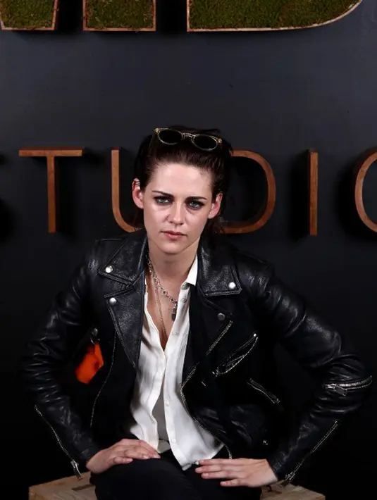 Sebelumnya K-Stewart berpakaian dengan gaya rocker. Gaya rambut yang berantakan, serta sapuan makeup yang menonjolkan pada bagian mata. Bergaya smokey eyes, ia tampak elegant. (AFP/Bintang.com)