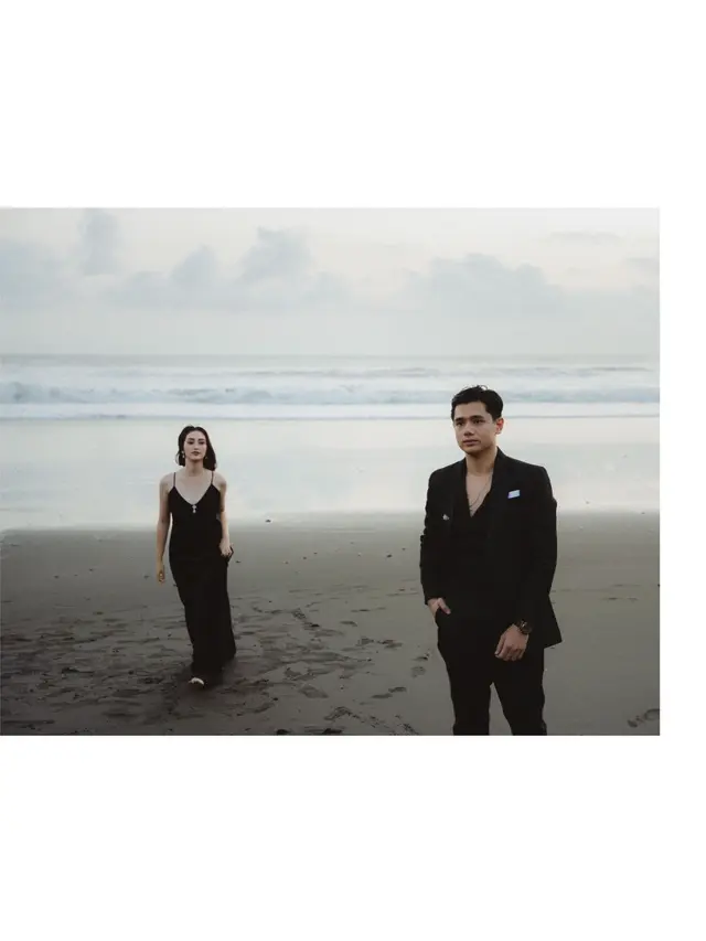 Pernikahan Semakin Dekat, Gaya Serasi Serba Hitam Ranty Maria dan Rayn Wijaya di Prewedding Shoot Pantai