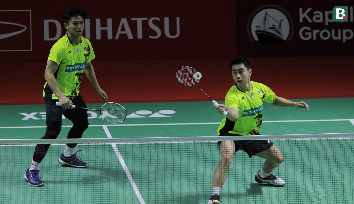 Goh Sze Fei/Nur Izzuddin sempat mendapat angin dan mampu memangkas jarak menjadi 13-15, namun The Minions mampu merebut 4 poin beruntun untuk kembali menjauh 19-13. (Bola.com/Ikhwan Yanuar)