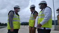 Wakil Gubernur Sumatera Barat Audy Joinaldy (tengah) bersama Kapolda Sumbar dan Bupati Padang Pariaman meninjau proyek tol Padang-Pekanbaru, Selasa (6/7/2021). (Liputan6.com/ Novia Harlina)