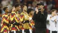 Pelatih kepala Jerman, Jurgen Klopp, memberikan penghormatan kepada suporter yang hadir di WWK Arena, Augsburg, setelah Jerman kalah 0-1 dari Yunani dalam laga UEFA Nations League 2026/2027, Senin (28/9/2026) dini hari WIB. (Michaela STACHE / AFP)