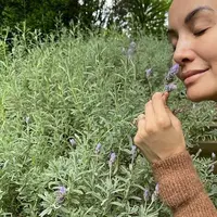 Model senior Nadya Hutagalung baru saja memamerkan potret dirinya yang kini pindah ke Australia. (Foto: Instagram/ Nadya Hutagalung)