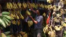 Aktivitas jual beli pisang di Pasar Lembang, Tangerang, Sabtu (3/10/2020). Biasanya pisang yang dijual di pasar itu banyak dibeli dalam jumlah besar untuk acara hajatan, namun di saat pandemi COVID-19 kegiatan keramaian dilarang. (Liputan6.com/Angga Yuniar)