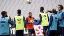 Kylian Mbappe dan para pemain Prancis tengah berlatih  di Stade de France stadium aint Denis, (30/8/2017). Prancis akan melawan Belanda pada pada kualifikasi Grup A Piala Dunia 2018.  (AP/Christophe Ena)