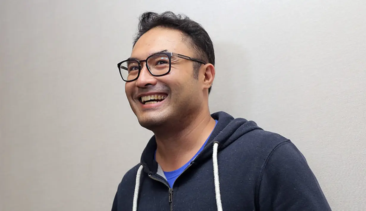 "Waktu pertama dikasih skrip, saya bilang sama Soleh. Ini skrip yang baru pertama kali saya terima, horor dipadu komedi. Tanpa pikir-pikir saya langsung bilang ya," kata Surya di Epicentrum, kawasan Kuningan, beberapa waktu lalu.(Deki Prayoga/Bintang.com)