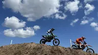 Dua pembalap Crosser MX2 melewati obstacle di Sirkuit Samota, Sumbawa, NTB. Sirkuit ini dikenal sebagai venue yang memiliki obstacles lengkap. (Bola.com/Wiwig Prayugi)