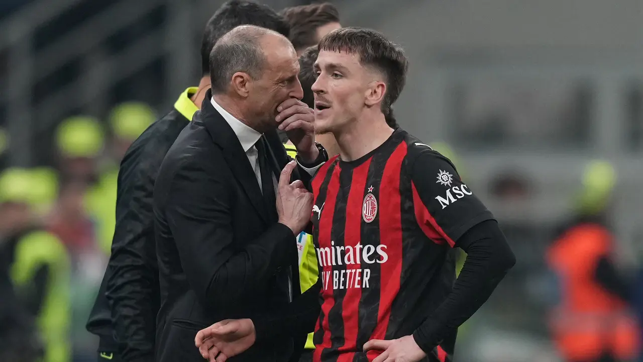 Pelatih AC Milan Massimiliano Allegri berbicara dengan Alexis Saelemaekers