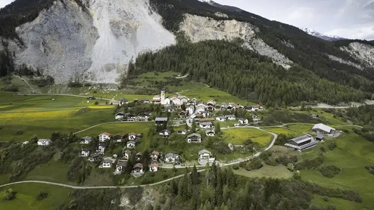 Pemandangan di desa kecil Brienz, Swiss, yang diambil pada Selasa 9 Mei 2023. (Gian Ehrenzeller/Keystone via AP)