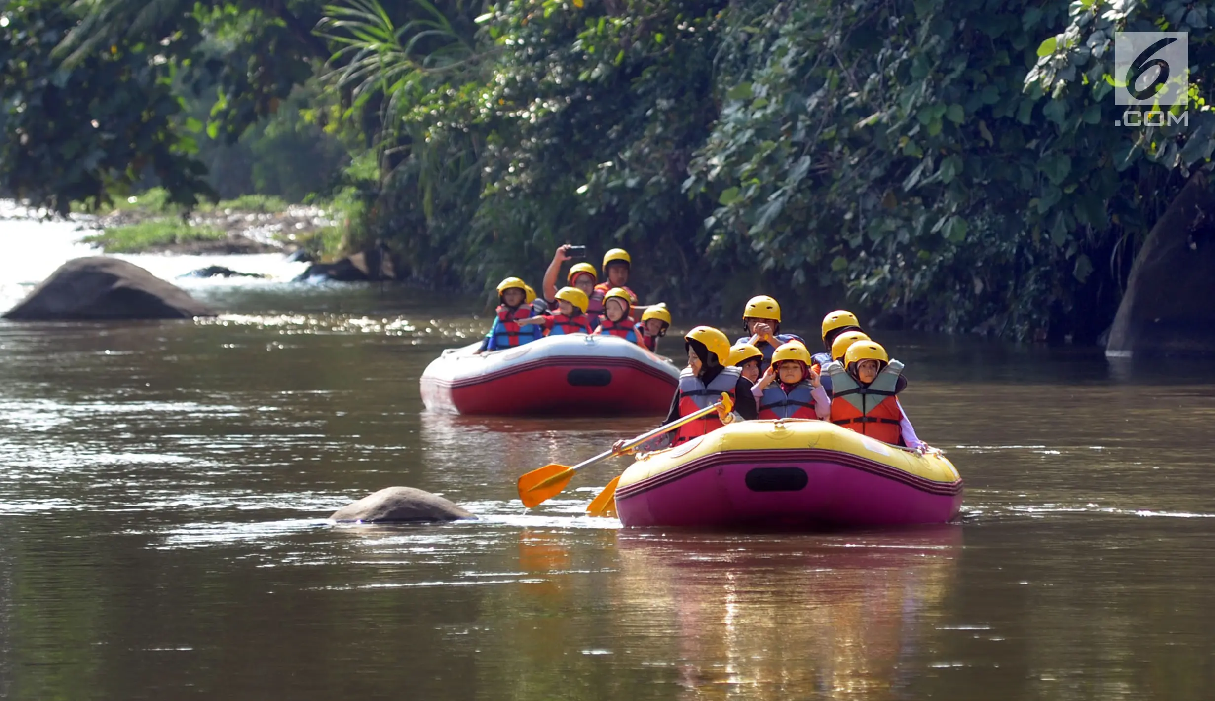 FOTO: Keceriaan Anak-Anak Bermain Rafting di Katulampa - Foto Liputan6.com