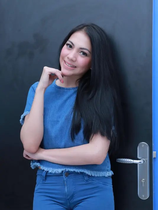 Selain menghibur kakaknya, Kezia berusaha menghibur dua keponakannya, Lovely Maria Rumangkang dan Junio McKenzie Rumangkang. (Galih W Satria/Bintang.com)