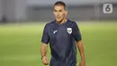 Pelatih Timnas U-23 Indonesia Gerald Vanenburg memimpin langsung sesi pertandingan. (Liputan6.com/Helmi Fithriansyah)