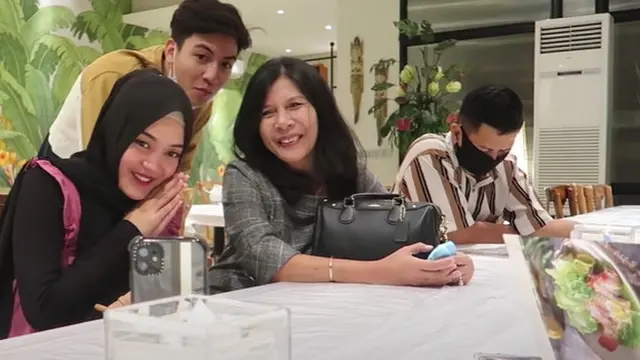 6 Momen Putri Delina Bertemu Keluarga Jeffry Reksa, Langsung Akrab dengan Ibunda