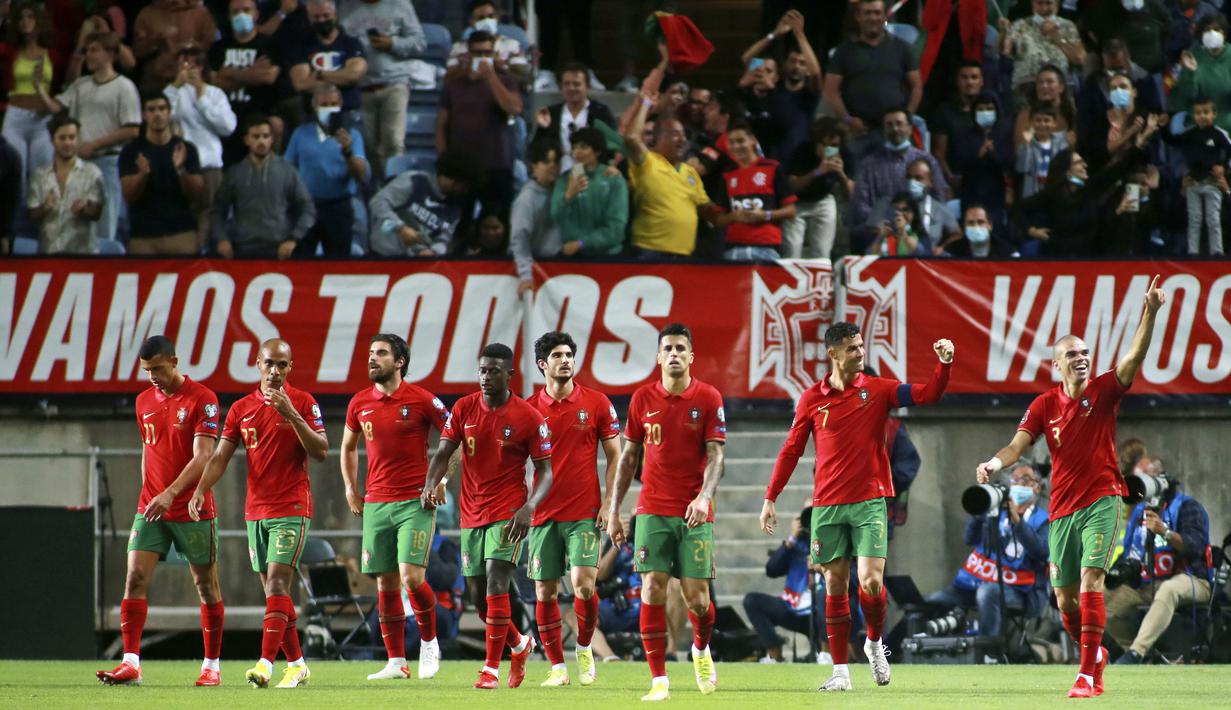 Kemenangan ini mengantarkan skuat asuhan Fernando Santos berada di peringkat kedua Grup A dengan 16 poin dari enam laga, tertinggal satu poin dari Serbia yang sudah memainkan satu laga lebih banyak. (AP/Joao Matos)