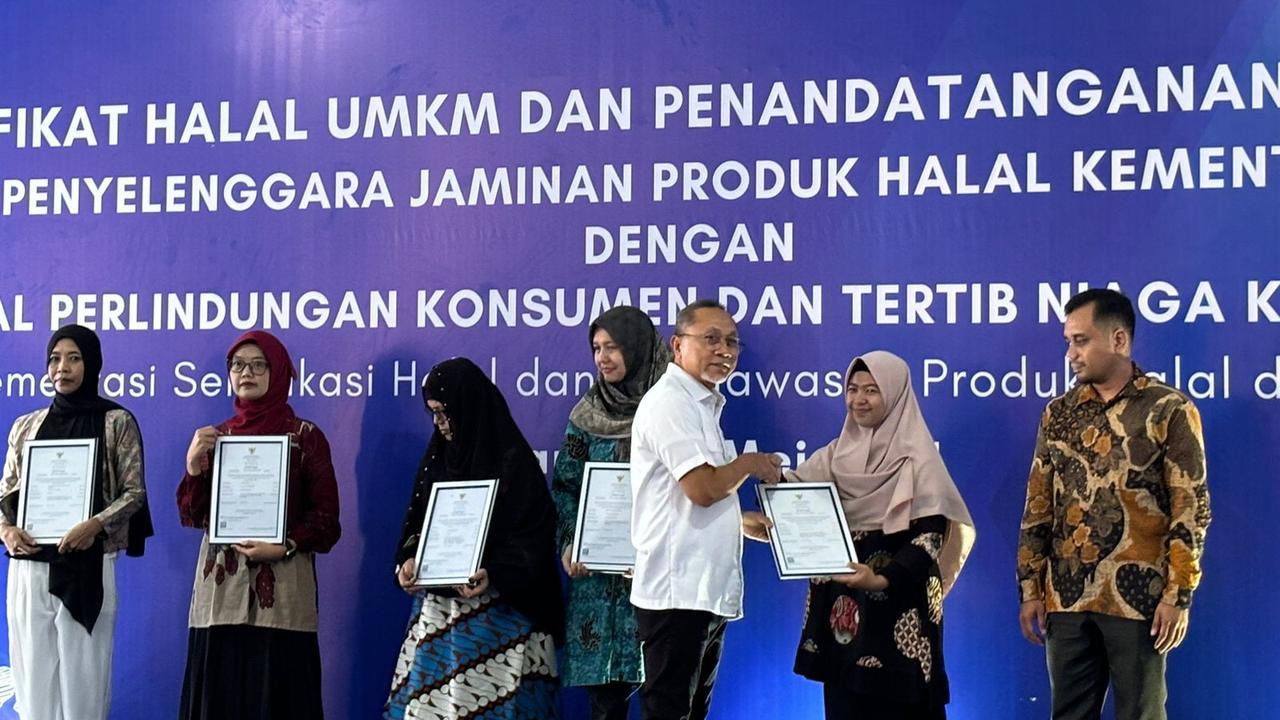 Menteri Perdagangan Zulkifli Hasan menyerahkan sertifikasi halal kepada 223 UMKM di gedung Direktorat Standardisasi dan Pengendalian Mutu, Jakarta Timur, Selasa (28/5/2024). (Tira/Liputan6.com).