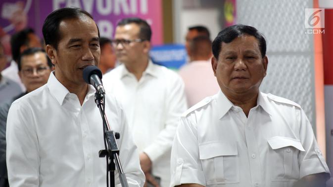 Presiden terpilih Joko Widodo atau Jokowi (kiri) memberi keterangan didampingi Ketua Umum Partai Gerindra Prabowo Subianto saat bertemu di Stasiun MRT Lebak Bulus, Jakarta, Sabtu (13/7/2019). Jokowi berharap masyarakat dapat semakin bersatu usai dirinya dan Prabowo bertemu. (Liputan6.com/JohanTallo)