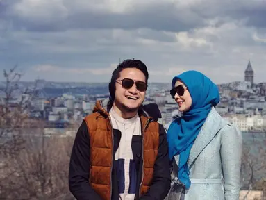 Pasangan presenter Fenita dan Arie Untung menjadi salah satu keluarga artis yang jauh dari gosip miring. Sudah mengarungi rumah tangga selama 14 tahun, nyatanya tak membuat keromantisan keduanya menjadi berkurang. (Liputan6.com/IG/fenitarie)