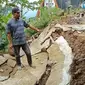 Jalan alternatif yang menghubungkan Bogor dengan Cianjur, Jawa Barat terputus akibat tanah bergerak di Desa Sukawangi, Kecamatan Sukamakmur, Kabupaten Bogor pada Rabu sore (15/6/2022).