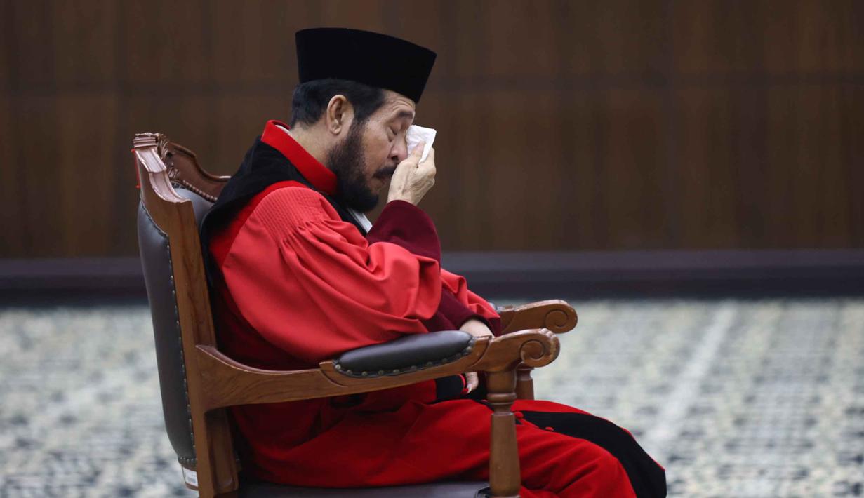 Anwar Usman saat mengikuti prosesi wisuda purnabakti di Ruang Sidang Mahkamah Konstitusi (MK), Jakarta, Senin (13/4/2026). Anwar Usman resmi pensiun sebagai Hakim Mahkamah Konstitusi (MK). (Kapanlagi.com/Budy Santoso)