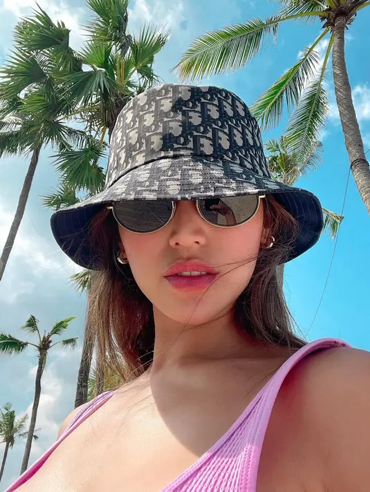 Di beberapa unggahannya, pemain film Dealova ini memang cukup sering memakai kacamata. Kali ini ia terlihat kece dengan kacamata hitam dan bucket hat senada. Potretnya saat selfie ini tampak memesona. (Liputan6.com/IG/@inijedar)