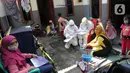 Petugas Kesehatan menggelar Swab Test COVID 19 secara “door to door” bagi warga pendatang di Kawasan kampung Tengah, Kramat Jati, Jakarta, Jumat (12/6/2020). Tes Swab dengan mendatangi rumah tersebut untuk mencegah penyebaran pandemi Covid-19 di masa PSBB transisi. (merdeka.com/Imam Buhori)