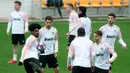 Pemain Valencia Thierry Correia (kiri) mengontrol bola saat sesi latihan di Paterna Sports City, Paterna, Spanyol, Selasa (18/2/2020). Valencia akan menghadapi Atalanta pada leg pertama babak 16 besar Liga Champions di San Siro, 20 Februari 2020 dini hari WIB. (JOSE JORDAN/AFP)