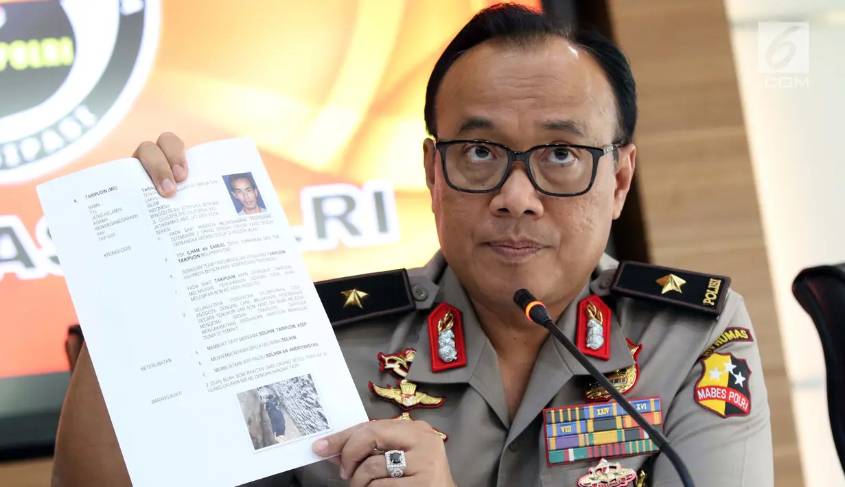 Karopenmas Mabes Polri, Brigjen Dedi Prasetyo menunjukkan data diri terduga teroris yang sudah dilumpuhkan saat rilis di Jakarta, Senin (6/5/2019). Sebelumnya, Densus 88/Anti Teror meringkus tujuh orang kelompok JAD jaringan Lampung dan menyita sejumlah barang bukti (Liputan6.com/Helmi Fithriansyah)