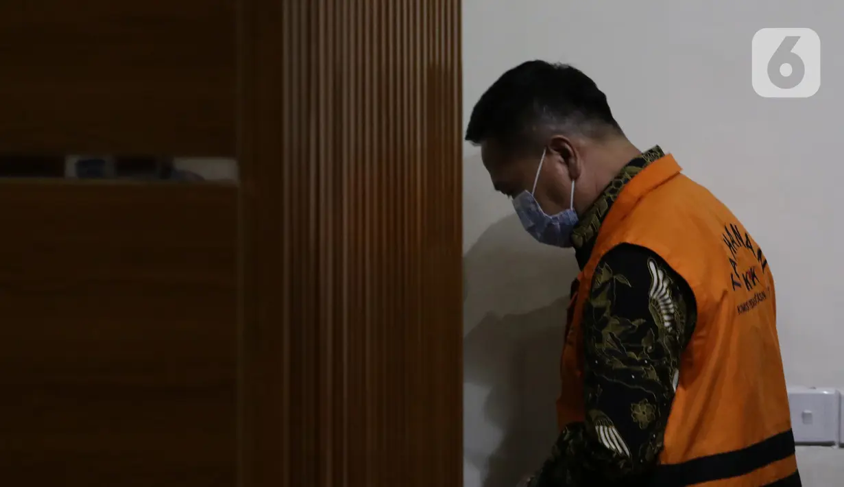 Kepala Kantor Wilayah (Kakanwil) Badan Pertanahan Nasional (BPN) Provinsi Riau, M Syahrir menuju mobil tahanan usai rilis penetapan penahanan di Gedung Merah Putih KPK, Jakarta, Kamis (1/12/2022). Syahrir merupakan tersangka kasus dugaan korupsi terkait pengurusan perpanjangan Hak Guna Usaha (HGU) PT Adimulia Agrolestari. (Liputan6.com/Helmi Fithriansyah)