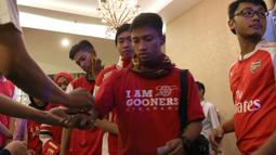 Suporter Arsenal saat akan memasuki arena nonton bareng Liga Premier Inggris antara Chelsea melawan Arsenal di Hotel Amaroossa Grande, Bekasi. Sabtu (19/9/2015). (Bola.com/Arief Bagus)