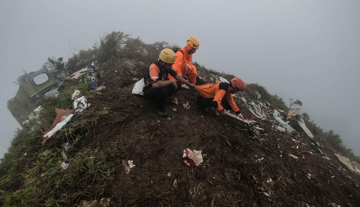 Diketahui sebelumnya, pesawat berjenis ATR 42-500 milik Indonesia Air Transport dilaporkan hilang kontak pada Sabtu (17/1/2026) saat mendekati Bandara Sultan Hasanuddin, Makassar, Sulawesi Selatan. Tampak dalam foto, personel tim pencarian dan penyelamatan membawa puing-puing pesawat turboprop Indonesia Air Transport berjenis ATR 42-500 di Gunung Bulusaraung, Sulawesi Selatan pada Minggu 18 Januari 2026. (Muchtamir Zaide/AFP)