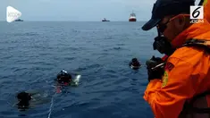 Ratusan anggota Basarnas dikerahkan untuk mencari badan pesawat Lion Air JT 610 yang jatuh di perairan Karawang, Jawa Barat.