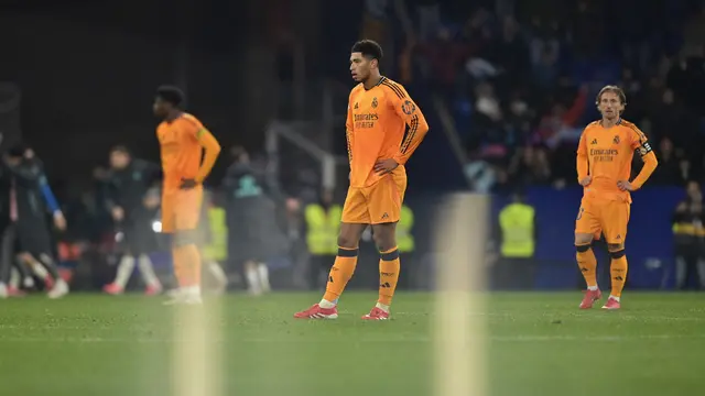 Para pemain Real Madrid tertunduk lesu usai dikalahkan Espanyol di ajang LaLiga
