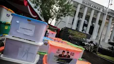 Petugas memeriksa barang bukti BPN Prabowo-Sandiaga yang nantinya akan diserahkan kepada panitera Mahkamah Konstitusi (MK), Jakarta, Selasa, (18/6/2019). Barang bukti tersebut merupakan bukti tambahan untuk melengkapi Sidang Sengketa Pilpres 2019. (Liputan6.com/Faizal Fanani)