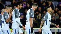 Para pemain Inter Milan merayakan gol ke gawang Fiorentina pada laga Serie A di Artemio Franchi, Jumat (5/1/2018). (AFP/Alberto Pizzoli)