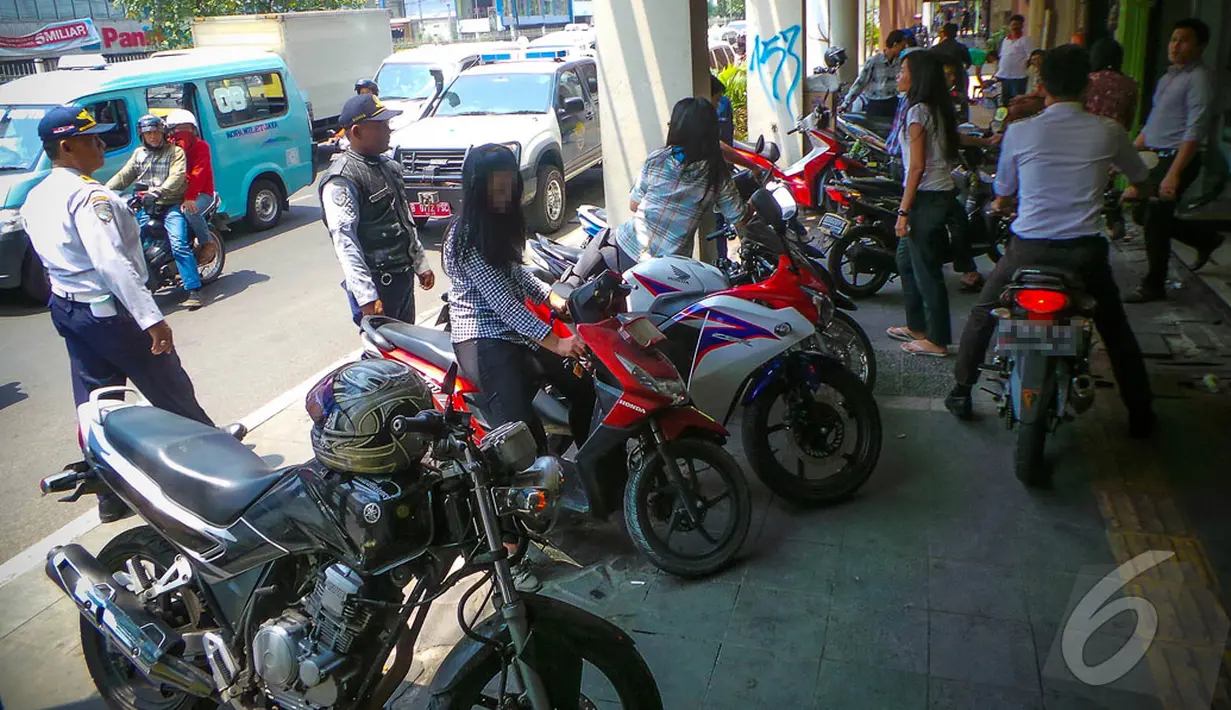 Petugas menginformasikan kepada para pengendara untuk tidak melakukan parkir di sembarang tempat,  Jakarta, Selasa (9/9/2014) (Liputan6.com/Faizal Fanani)