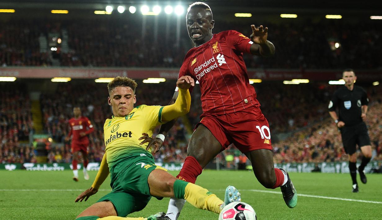 Gelandang Liverpool, Sadio Mane, berusaha melewati bek Norwich, Max Aarons, pada laga Premier League di Stadion Anfield, Liverpool, Jumat (9/8). Liverpool menang 4-1 atas Norwich. (AFP/Oli Scarff)