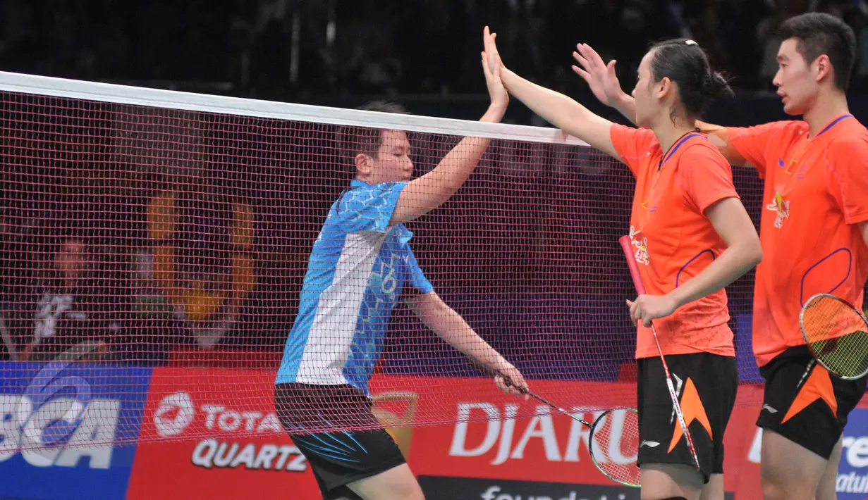 Liliyana Natsir bersalaman dengan ganda Tiongkok usai mengalahkan mereka dengan skor skor 2-0 (21-15 dan 21-18) di Indonesia Open Superseries Premier 2015, Jakarta, Jumat (5/6/2015). (Liputan6.com/Herman Zakharia)