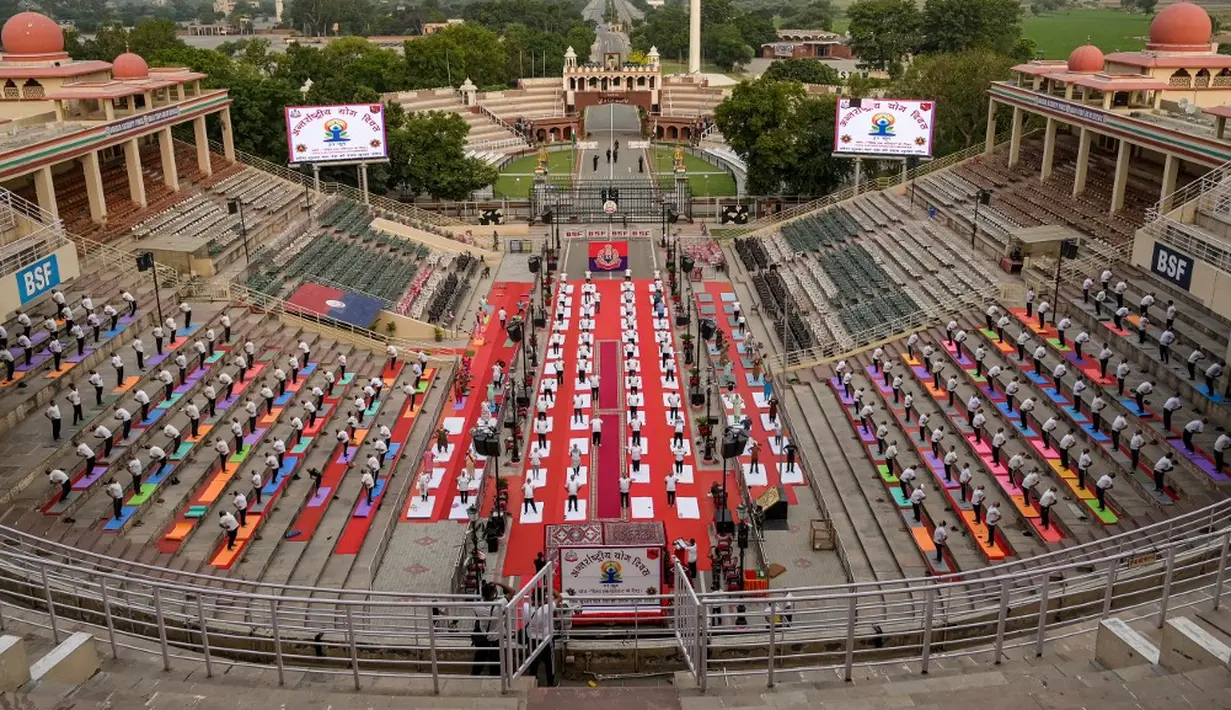 <p>Dunia memperingati Hari Yoga Internasional pada 21 Juni. Hari ini diperingati untuk meningkatkan kesadaran masyarakat akan peran yoga dalam menjaga kesehatan secara menyeluruh. (Narinder NANU/AFP)</p>