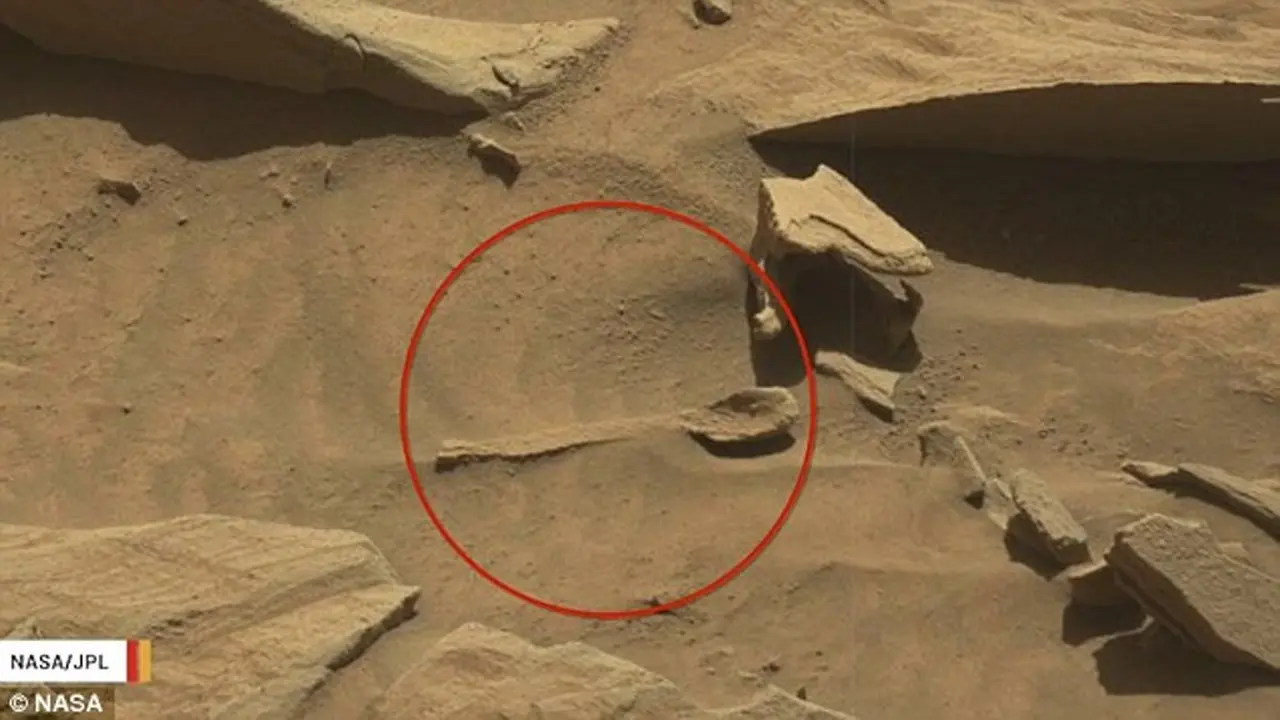 Penampakan benda mirip sendok di Planet Mars. (NASA)