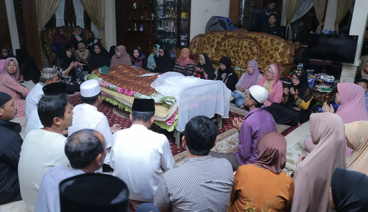 Banyak pelayat yang menyaksikan wajah almarhumah Susi dalam kondisi bersih dan tenang. Tentu saja hal tersebut menjadi pembicaraan para pelayat yang turut memberikan doa. (Andi Masela/Bintang.com)