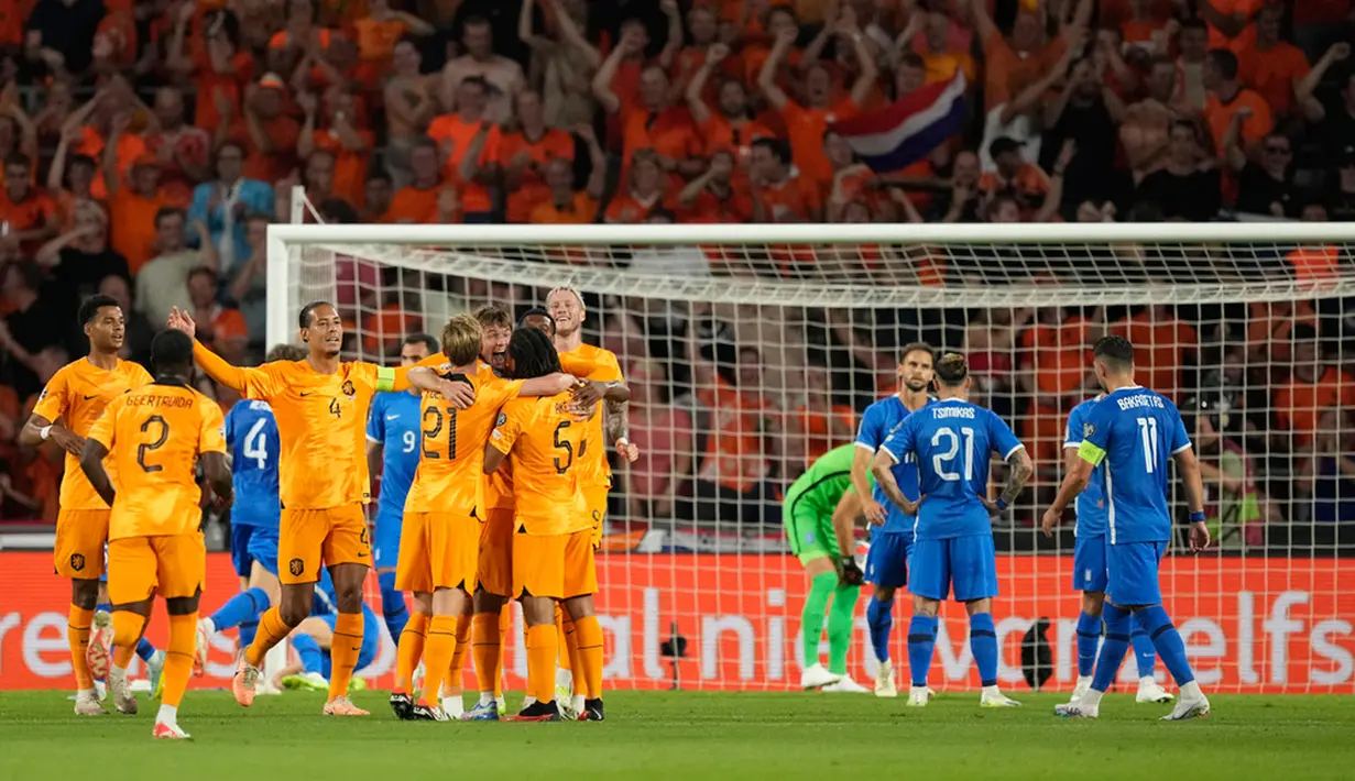 Di babak kedua Belanda mengendurkan intensitas serangan karena sudah unggul tiga gol. Yunani juga tak bisa memperkecil ketertinggalan. Skor 3-0 pun bertahan sampai peluit panjang ditiup wasit. (AP Photo/Peter Dejong)
