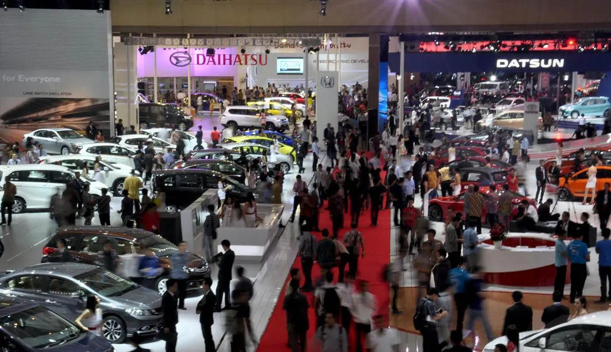 Suasana pameran Indonesia Internasional Motor Show (IIMS) yang terlihat ramai pengunjung di JIxpo, Jakarta, (18/9/14). (Liputan6.com/Miftahul Hayat)