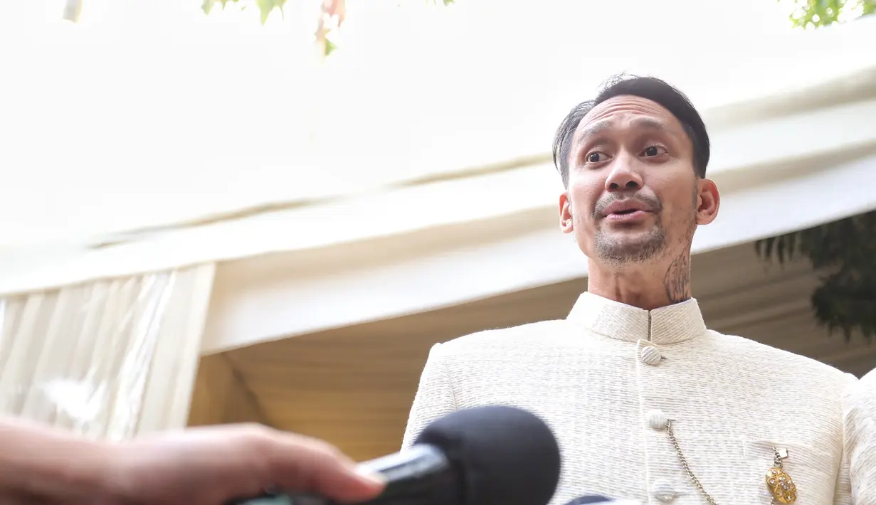 "Adik dari kakak Tora adik dari saya dan adik dari Reuben juga. Kalau ditanya gimana pokoknya panjang deh yang penting adik," lanjut Ananda Mikola. (Adrian Putra/Bintang.com)