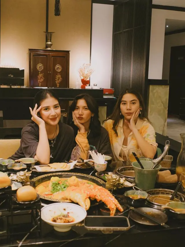 Sheila Dara bersama dua sahabatnya, Fita Anggriani, dan Adinda Thomas (Instagram/@sheiladaisha)